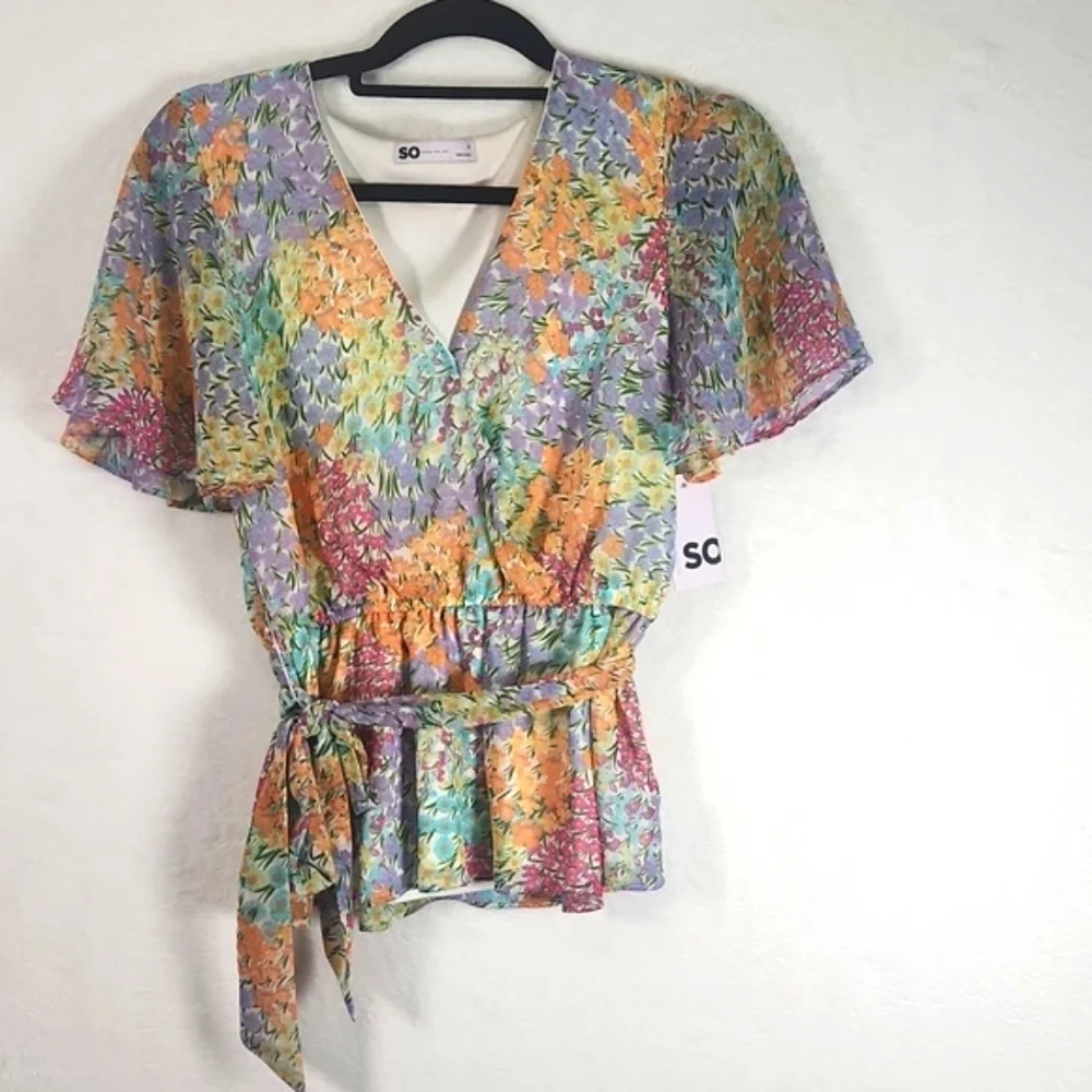 SO short sleeve V-neck floral spring top with flutter sleeves & peplum hem Small